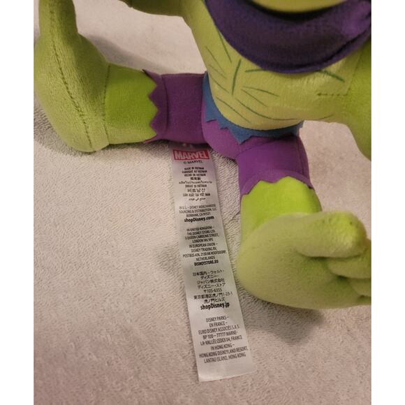 Hulk Winter Holiday Themed 8" Stuffed Plush Toy Disney Parks Marvel Avengers NWT - Picture 4 of 4